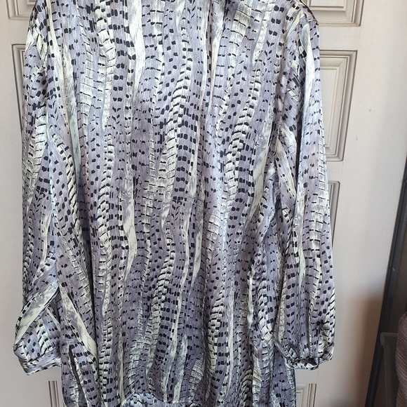 Satiny Plus Sz2X Blouse Lavender/Gray Print Long Sleves Wide Collar/Cuffs - Picture 5 of 10